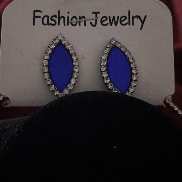 Elegant Silver and Blue Necklace Set - Picture 5 of 14